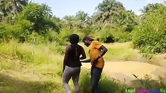 Okoro, A Diligent Hunter, Encounters A Stunning Local African Woman While Engaging In Agricultural Activities, And They Engage In An Intimate Encounter. Despite The Presence Of Her Husband'S Brother, Who Remains Concealed, He Records The Entire Episode With His Discreet Camera. The Complete Video Is Available On The Red Platform.