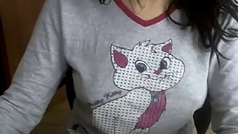 Solo Turkish Cam Girl Shows Off On Webcam